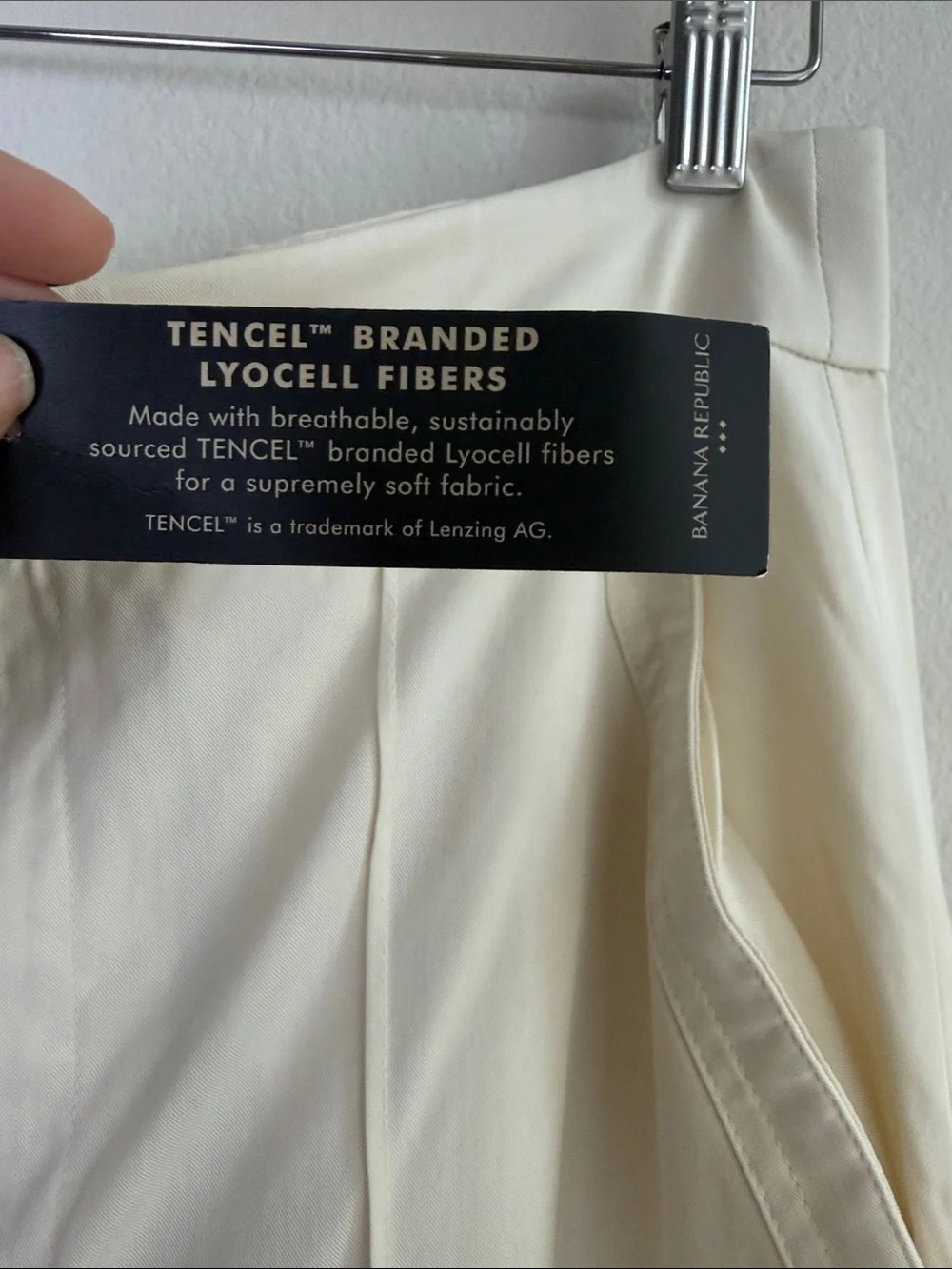 Banana Republic Wide-Leg Cargo Pants in Cream